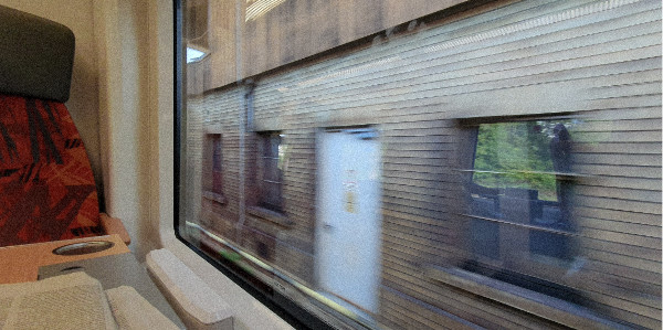 Blick aus dem Fenster eines gahrenden Nahverkehrszuges