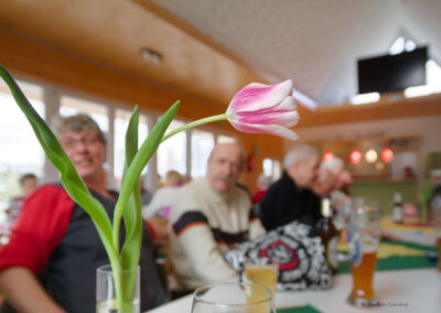 Blume auf dem Tisch des Vereinsheims