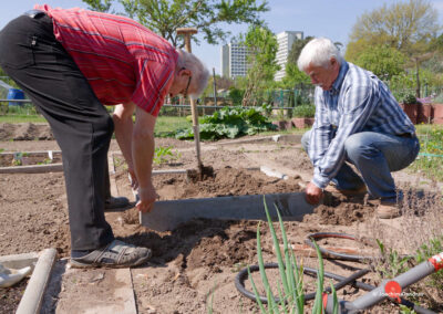 Einsatz beim Einfassen der Beete