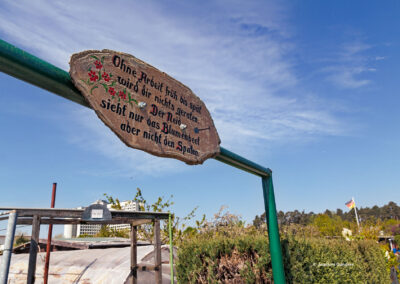 Ohne Arbeit früh bis spät wird dir nichts geraten. Der Neid sieht nur das Blumenbeet aber nicht den Spaten.
