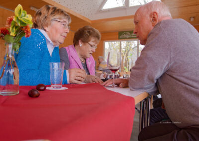 Gäste beim gemütlichen Beisammensein